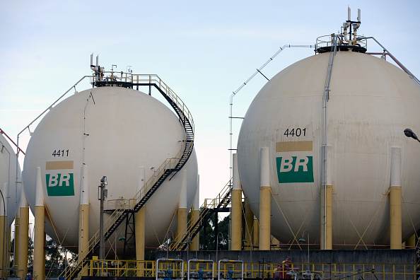 Tanques de armazenamento de combustível da Petrobras em uma refinaria de petróleo