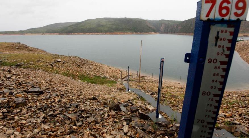 Instrumento para medição do nível d'água na barragem da usina hidrelétrica de Furnas, em São José da Barra (MG)